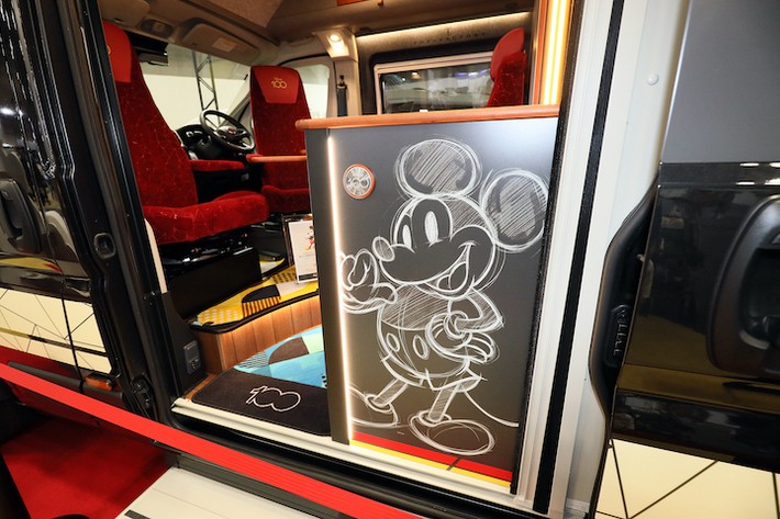 車内に描かれたキャラクターアート