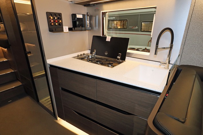 3口コンロやオーブンレンジ、大型冷蔵庫を備えた本格仕様のキッチン