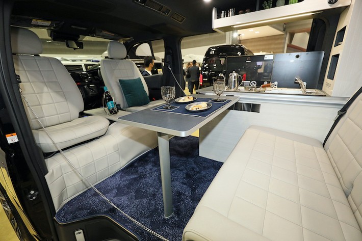 内装はホワイトとダークブルーでコーディネート