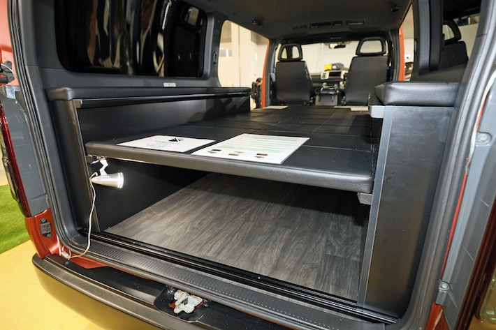 高さがハイ・ローの2段階に調整できるリアベッド