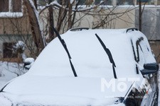 雪の日はワイパーを立てる