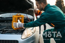 ロードサービスの人がジャンプスターターを使用