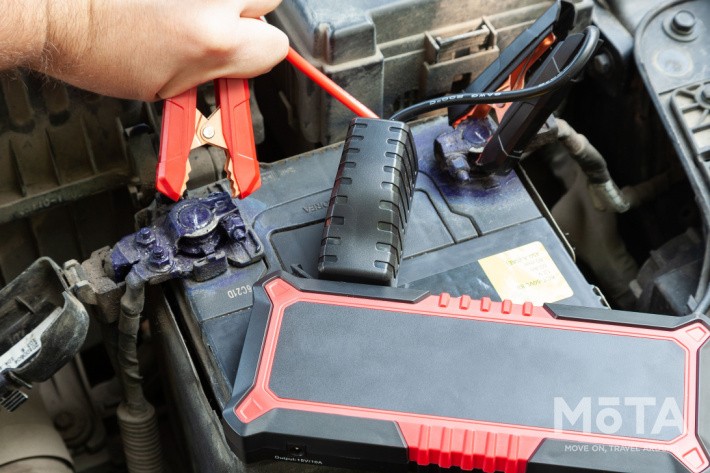 ジャンプスターターの使用イメージ