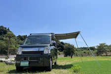 カリスマジャパンが作り上げた、気軽に車中泊が楽しめる軽キャンパー「Jumpie」。ポータブル電源や電子レンジ、シンクなど十分な装備が揃っているので、いつでも旅に出かけられる1台です。／カリスマジャパン Vol.6