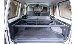 トヨタ ランドクルーザー70専用の車中泊ベッドキットを「東京