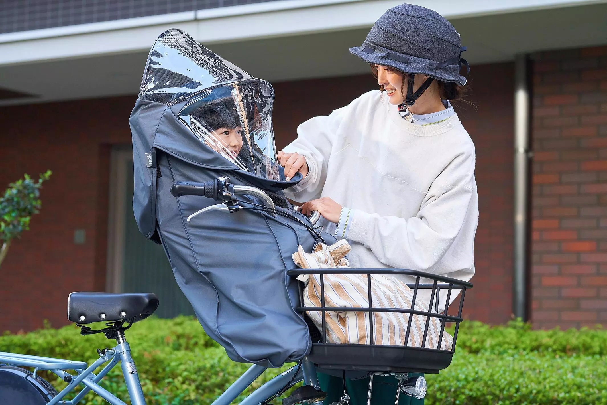 雨、風や寒さ、日差しからも子どもを守ってオールシーズン活躍 自転車 