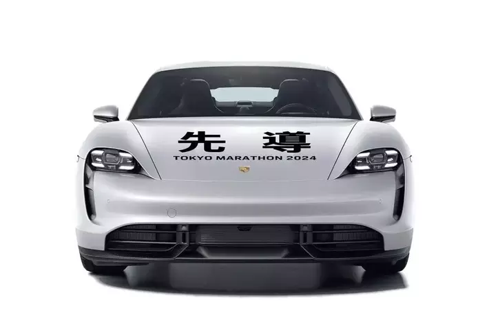 東京マラソン2024を先導するポルシェタイカン、ラッピングビジュアルを