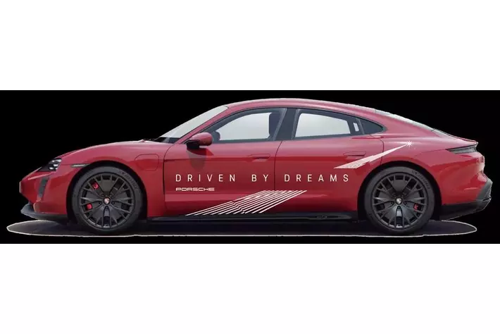 東京マラソン2024を先導するポルシェタイカン、ラッピングビジュアルを