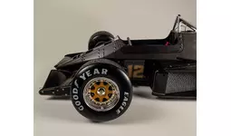 アイルトン・セナをF1初勝利に導いた伝説のマシンを組み立てる