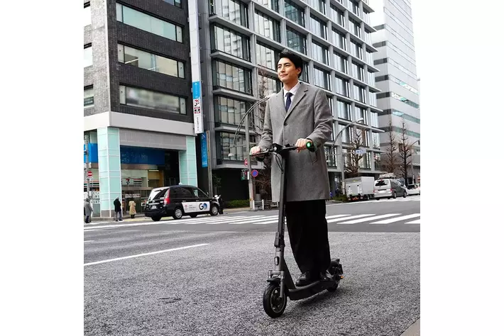 電動モビリティの世界最大手メーカーYADEAの電動キックボード KS6 PROを楽天で販売開始。2023年の道路交通法改正により免許不要で利用可能な特定小型原付に該当する電動キックボードです。