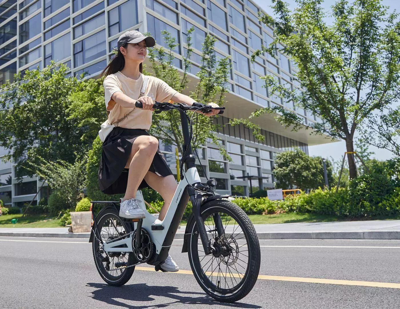 高機能コンパクト 電動アシスト自転車 折りたたみ式電動自転車 乗り降り楽々！コンパクト折りたたみ電動アシスト自転車F046がMakuake