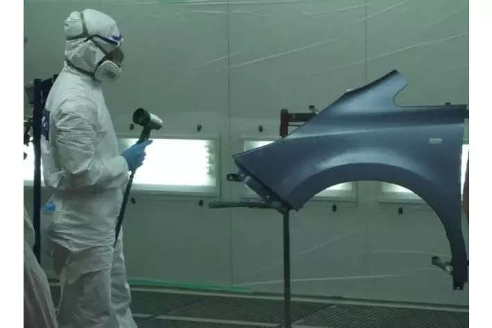 「美しく仕上げるだけでなく、地球環境や近隣住民に優しい塗装を」。日本の町工場として初めて水性塗料を用いた塗装工場と技術を完成させた、自動車修理工場が取り組むVOC規制・環境負荷軽減への取り組み