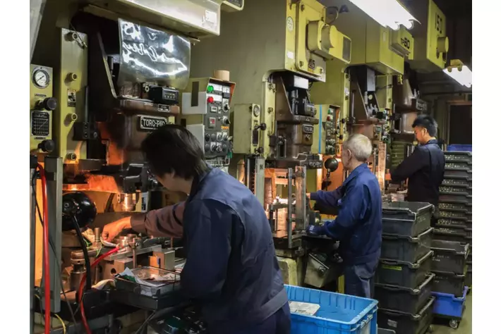 「日本人にしかできない仕事」と世界に認められた金属加工「深絞り」の技術。優れた技術と斬新なアイデアで、他社に断られた加工を成功に導く職人集団。加工が難しければ難しいほど歓迎します！