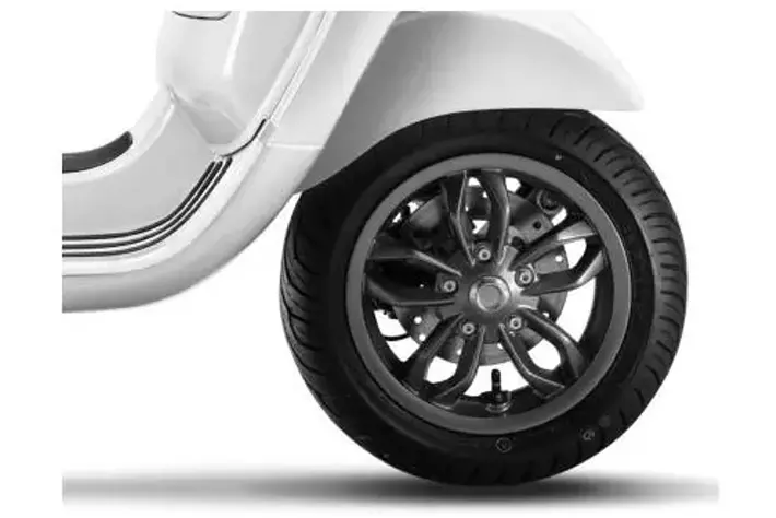 時代を超越してミニマルでクラシックな DNA を受け継ぐ ベスパ LX 125