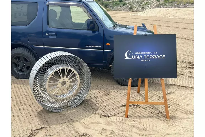 鳥取県とブリヂストンがコラボレーション　鳥取砂丘の月面実証フィールド「ルナテラス」にて新開発「第２世代」月面探査車用タイヤの走行試験を初公開