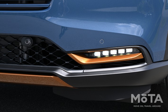 HuNTパッケージ専用のカッパー・メタリック加飾