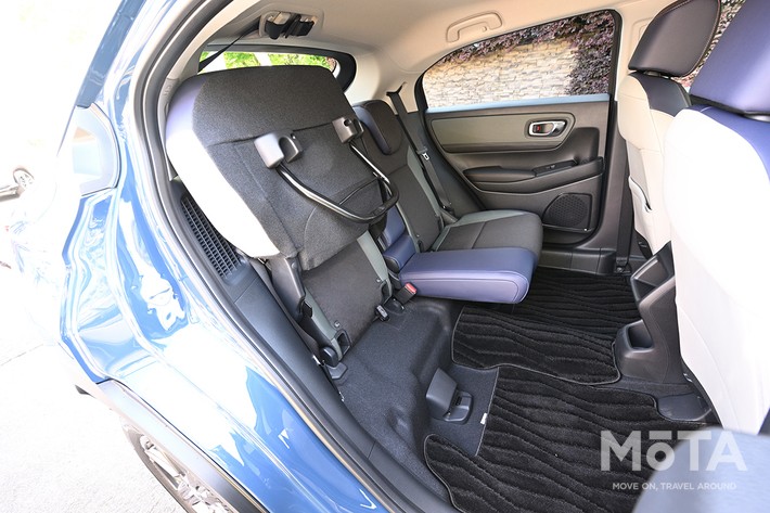 ホンダ ヴェゼルの後席跳ね上げ