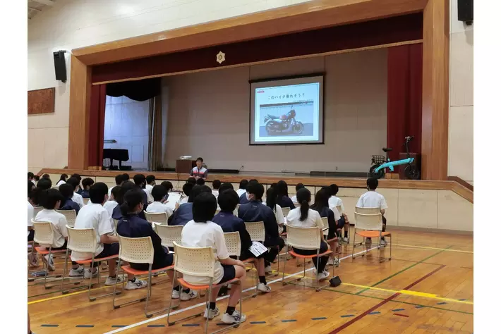 バイク王、綾瀬市立春日台中学校で生徒201人に向け、「働くということ」をテーマに出前授業を実施