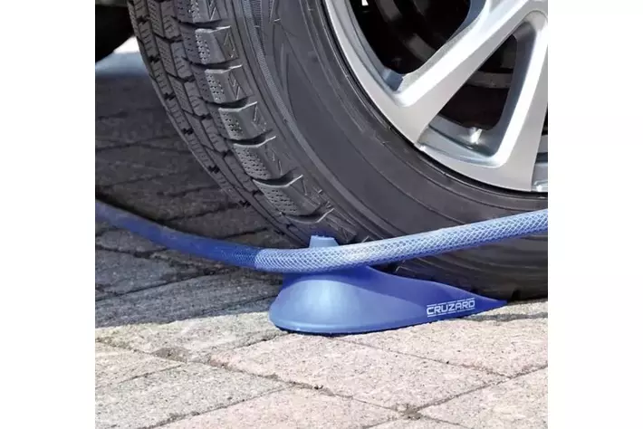 愛車のお手入れ時の“ちょっとした悩み”を解決する便利アイテム　コメリのオリジナルブランド「CRUZARD」から「ホーススライダー」「未塗装樹脂コーティング剤」がデビュー