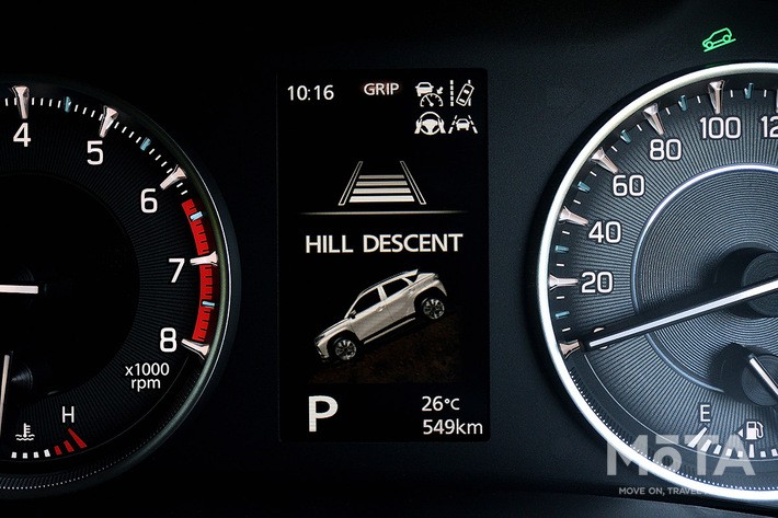 ヒルディセントコントロールとは、エンジンブレーキだけでは十分減速できないような急な坂道を下るときに、一定の低車速を保ち走行を補助するシステム