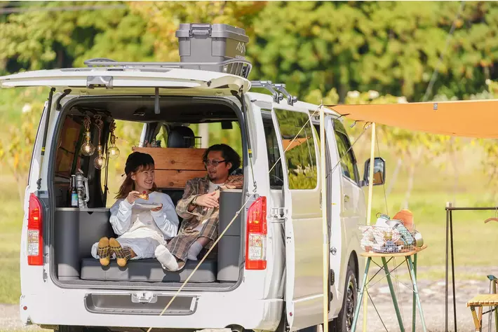 キャンピングカーを所有したい人の「悩み」解決。日常使いができて取り外し・メンテナンスが容易な「Van Life Kit For HIACE」9月2日発売