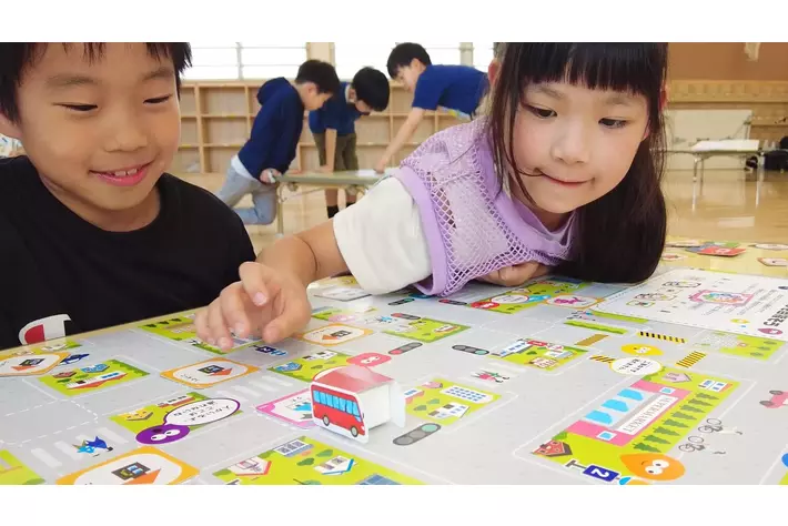 トヨタ自動車が新たに開発したプログラミング学習コンテンツをシダックス大新東ヒューマンサービスが受託運営する全国約400カ所の放課後児童クラブ・放課後子ども教室で実施