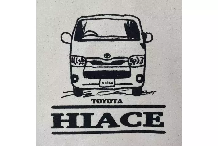 『トヨタハイエース』のトートバッグが成田空港に登場！