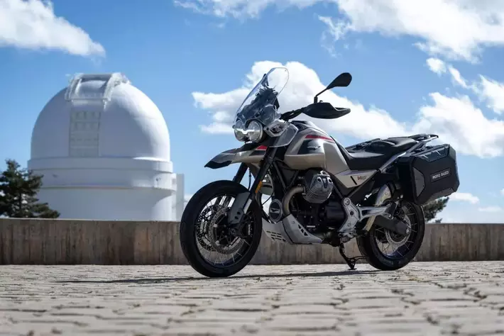クラシック・トラベル・エンデューロが徹底的な改良を受け、 モト・グッツィ 新型 V85TT Travel を発売