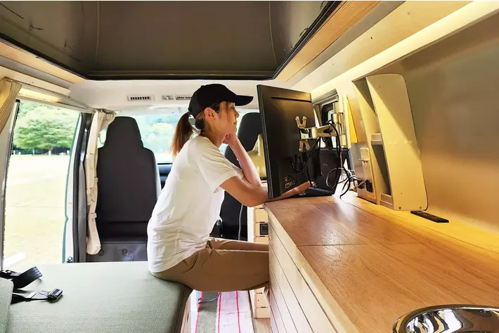 ワンストップビジネスセンターとCarstay、仕事と旅が両立できる車両「リモートワーCar」を共同開発