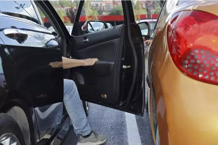 ドアパンチとは何か？基本知識と事例　ドアパンチ事故の実態調査を公開　他車特定の難しさが浮き彫りに　法科学鑑定研究所