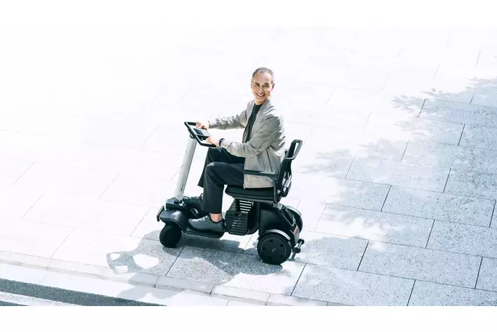 WHILL社、スマートになった歩道を走れるスクーター「WHILL Model