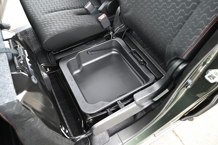 スペーシアギアの助手席下の収納ボックス