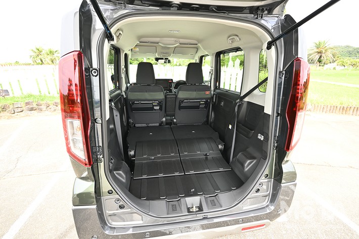 スペーシアギア（後席を倒した状態）