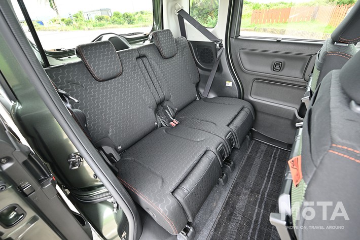 スペーシアギアの後席