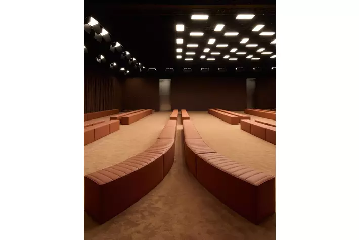 Ferrari が2025年春夏ミラノ・ファッションウィークにてALCANTARA(R)を採用