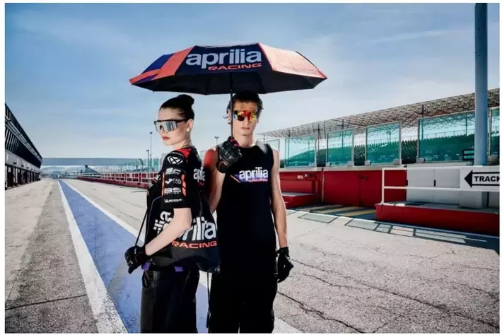 アプリリアレーシングの 2024 チームウェアコレクションを販売開始