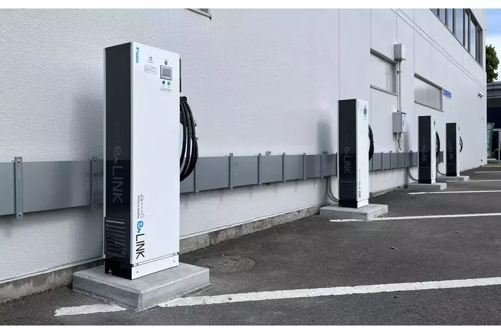 椿本チエインとテス・エンジニアリングとの共同実証実験を開始　V2X対応充放電装置「eLINK」と通勤用EVを活用したエネルギーマネジメントシステムによりCO2排出量削減