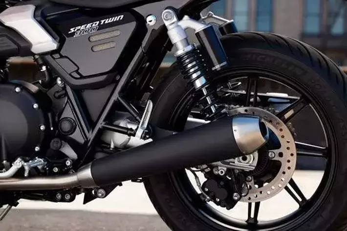 Kawasaki Z900RS シート 黒 ストライプデザイン カワサキ、『Z900RS』新グラフィックを採用した2024年モデルを7