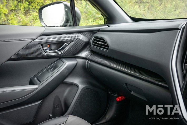 インテリアにはカーボンの加飾も追加されています