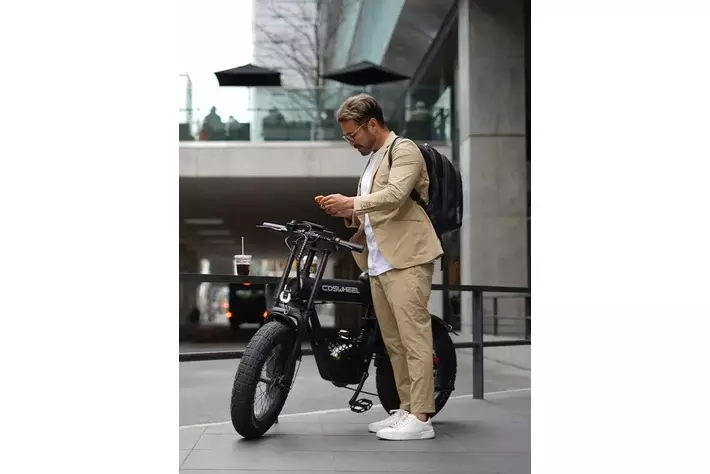 COSWHEEL 電動バイク　車 グレー 次世代型モビリティ電動バイク「COSWHEEL MIRAIS」オーナーに