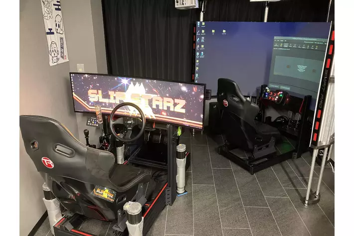 アメ横老舗化粧品店の株式会社シルクロード化粧品が新事業として完全予約制のレーシングシミュレーターショップを2024年12月1日(日)にフルオープンしました！当店3階でお待ちしております！