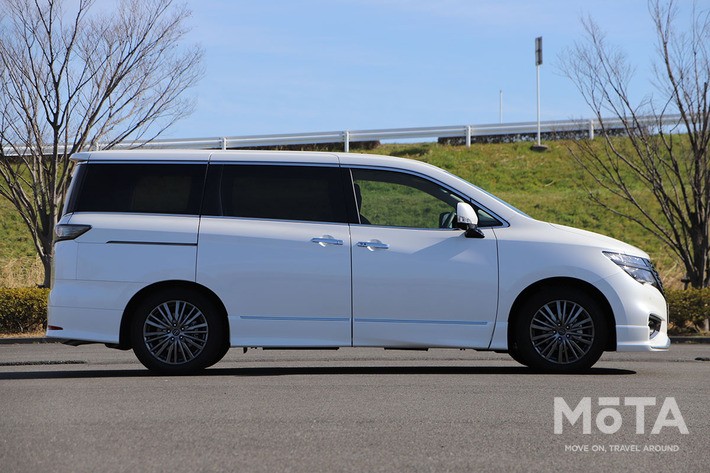 参考：現行エルグランドのサイドビュー