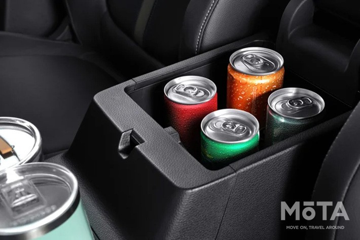 三菱 新型RVR（写真はインドネシア仕様のエクスフォース）のドリンクホルダー
