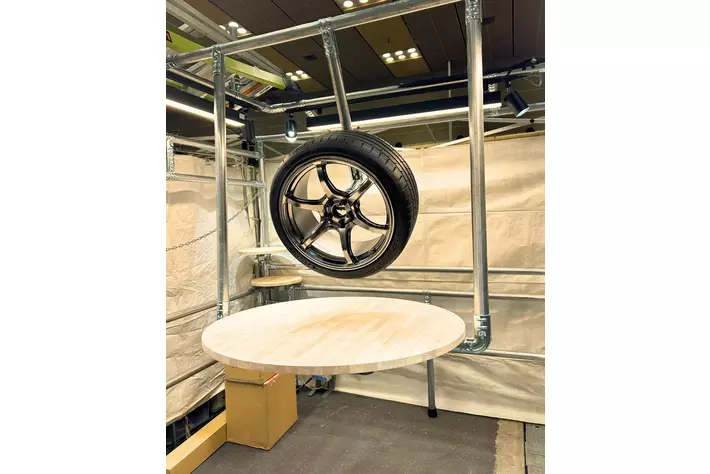 ホイールメーカー大注目！回せるタイヤが展示会に出現！？！？