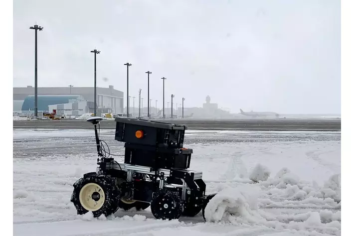 新千歳空港にて、「除雪ドローン(R) V3」による自動除雪の実証実験を実施