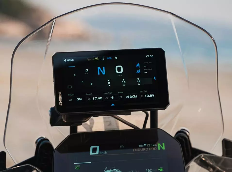 市場に先駆けて4G通信機能対応バイク専用6インチのスマート