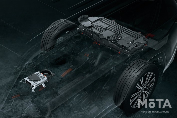 駆動用バッテリー（後部）やACインバータ（センターコンソール下）は防水トレイでパッキングされた防水構造