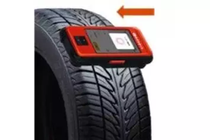 レーザー測距技術とAIを駆使し、自動車タイヤのメンテナンスを大幅に