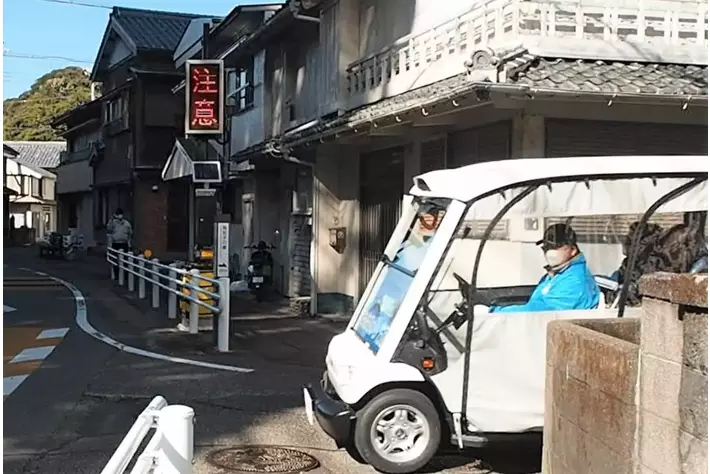 和歌山県太地町で自動運転車両と連動し歩行者等へ注意喚起を行う機器を設置した実証実験に参画しました