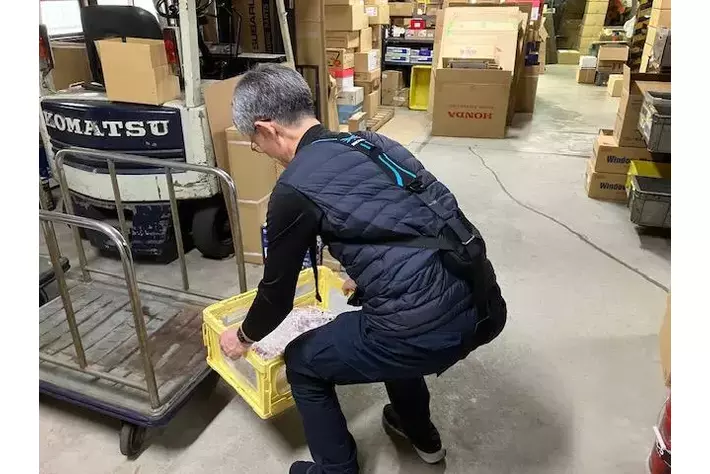 新車供給ひっ迫で修理需要が急増！限界を迎える自動車部品物流の課題にアシストスーツが対応